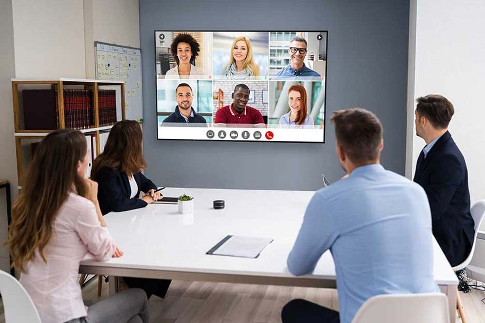 Konferensrum med stor skärm