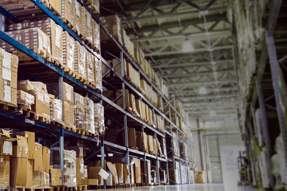 Lager med lådor på hyllor